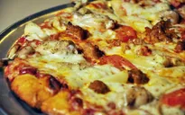 Bánh pizza thịt trăn Việt Nam giá gần một triệu đồng
