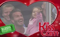 Harper Beckham rạng rỡ bên bố David trên sân bóng rổ