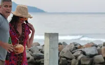 Người đàn ông độc thân hấp dẫn nhất hành tinh có bạn gái mới
