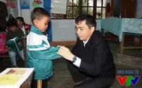 Quỹ Tấm lòng Việt trao áo ấm cho trẻ em vùng cao Quảng Bình