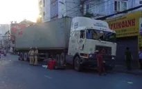 Xe container tông nát đầu xe máy, một người cấp cứu