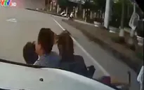 Xe máy đèo 3 “cướp” đường, húc chéo đầu ô tô