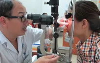 Dịch đau mắt đỏ: Nguy cơ bỏng giác mạc do xông lá lốt