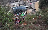Sa Pa sương mù dày đặc, xe tải lao xuống vực sâu