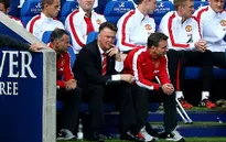 Louis van Gaal lý giải việc ngồi lì trên băng huấn luyện