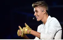 Mặc scandal, Justin Bieber vẫn kiếm tiền “khủng”