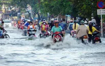 TP.HCM: Người dân khốn đốn vì mưa ngập