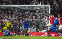 Man Utd hòa hú vía, người hùng Van Persie "nổ" tưng bừng