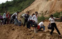Sạt lở đất gây ách tắc giao thông nghiêm trọng trên Quốc lộ 4D