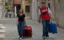 Kéo vali trên đường lát đá Venice bị phạt 600 USD