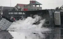 Xe chở axit bất ngờ bị lật, bốc cháy ngùn ngụt
