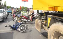 Cần Thơ: Kinh hoàng 10 xe máy bị xe cẩu cuốn vào gầm