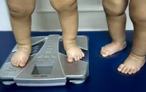Trẻ dễ béo phì nếu sử dụng thuốc kháng sinh trước 2 tuổi