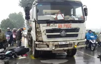 Văng vào gầm xe bồn, cháu nhỏ thoát chết ngoạn mục