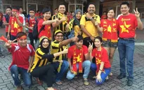 Những hình ảnh đẹp giữa CĐV Việt Nam và Malaysia