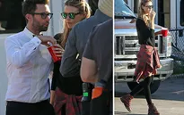 Adam Levine lấy cảm hứng thời trang từ vợ