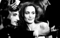 Angelina Jolie sẵn sàng ở nhà làm "nữ công gia chánh"