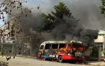 Xe bus đang đậu trên đường bất ngờ cháy dữ dội
