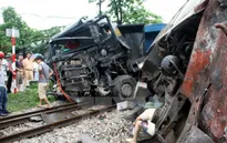 Quay đầu gần đường sắt, xe tải va tàu hỏa, 3 người thương vong