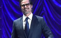 Brad Pitt sơn móng tay điệu đà khi nhận giải "Đột phá"