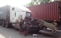 TP.HCM: 3 xe container “dồn toa” trên đại lộ Nguyễn Văn Linh