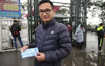 Cổ động viên đội mưa mua vé xem tuyển Olympic Việt Nam thi đấu