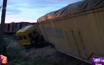Xe container bị tàu hỏa hất văng khỏi đường sắt