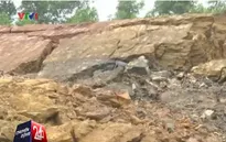 Cận cảnh vụ sạt lở khiến nửa quả đồi trôi sạt ở Yên Bái