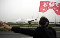 Xô xát giữa người biểu tình và ban lãnh đạo Air France