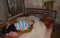 Khốn cùng người mẹ hơn 20 năm chăm con liệt, chồng điên