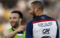 Tạm quên bê bối tống tiền đồng đội, Benzema trở lại tập luyện tại Real