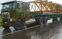 Bắt giữ 2 xe đầu kéo mang biển số đỏ giả dạng xe quân đội