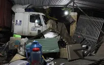 TP.HCM: Xe container đâm sập 2 nhà dân