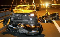 Hà Nội: Taxi "ủi" bay 4 xe máy dừng đỗ trên cầu Nhật Tân