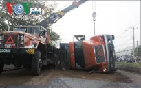 Nổ lốp, xe container lật ngang ra đường