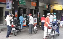 Giá xăng tăng: Tài xế taxi, xe ôm lo lắng