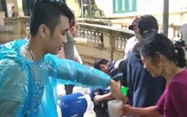 Chàng trai làm thuê vẫn phát cơm cho người nghèo đói