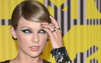 Ẵm giải lớn, Taylor Swift nhận quà bất ngờ từ bạn trai