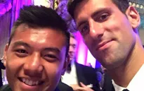 Hoàng Nam rạng rỡ chụp ảnh selfie cùng Djokovic, Serena Williams