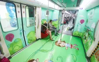 Hành khách thích thú khi tàu điện ngầm ở Trung Quốc có diện mạo mới