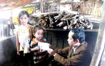 'Thầy giáo áo tơi' đem áo lành đến những mảnh đời nghèo khó
