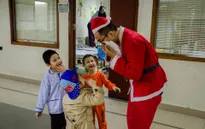 Ông già Noel "đổ bộ" phố phường Hà Nội dịp Giáng sinh