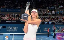 Federer thắng trận thứ 999, Sharapova vô địch tại Brisbane
