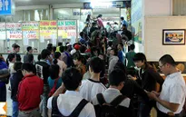 "Biển người" chờ mua vé xe Tết ở bến xe miền Đông