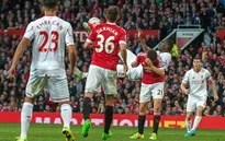 Benteke lập siêu phẩm, Liverpool vẫn lấm lưng trước Man Utd