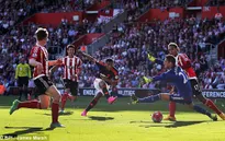 Trong tài bỏ qua lỗi việt vị của Mata, Martial gỡ hòa cho Man Utd