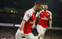 Lloris mắc sai lầm, Gibbs cứu Arsenal thoát hiểm ở derby London