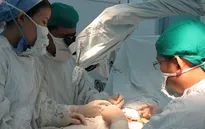 Thấy điều gì từ sự việc 18 y, bác sĩ bị phơi nhiễm HIV?