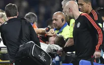 Luke Shaw phải phẫu thuật ngay lập tức, nghỉ lại tại Eindhoven