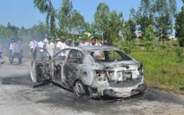 Xế hộp đang chạy bỗng dưng bốc cháy trơ khung